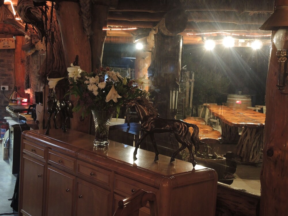 T'niqua Stable Inn 18/50