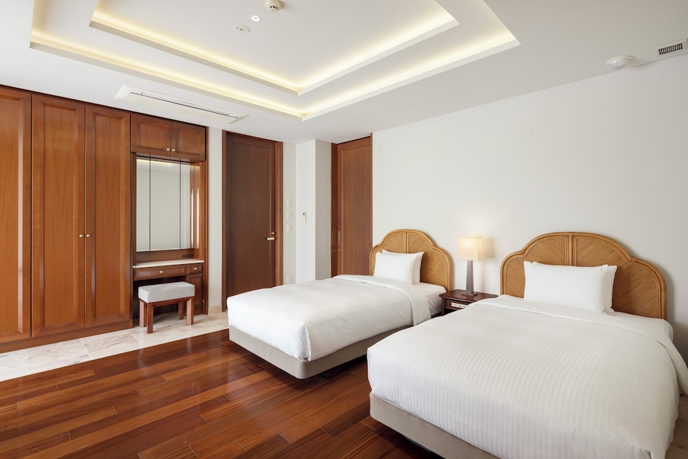 2 BEDROOMS, SUITE, GROUND FLOOR