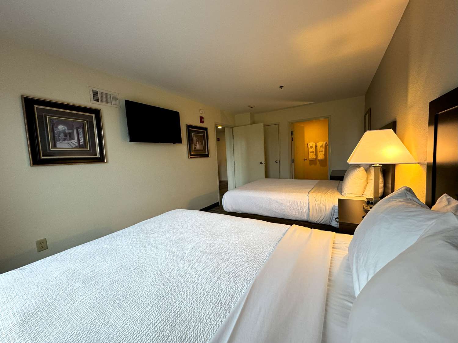 Suite, 2 Queen Beds, Sofa, Kitchen