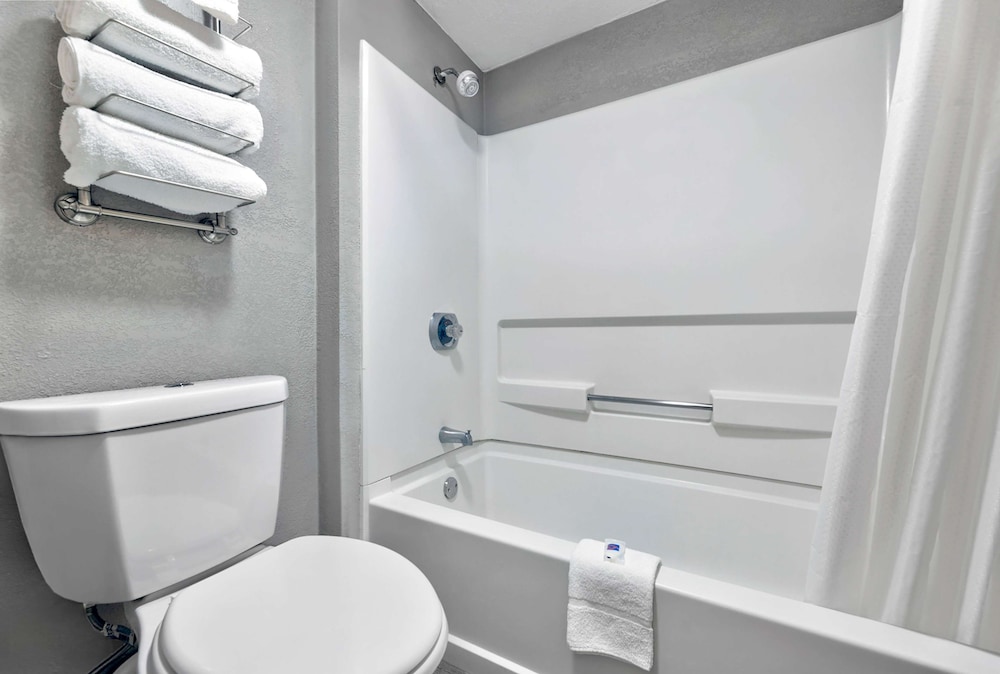 Motel6 Oak Creek, WI 51/53