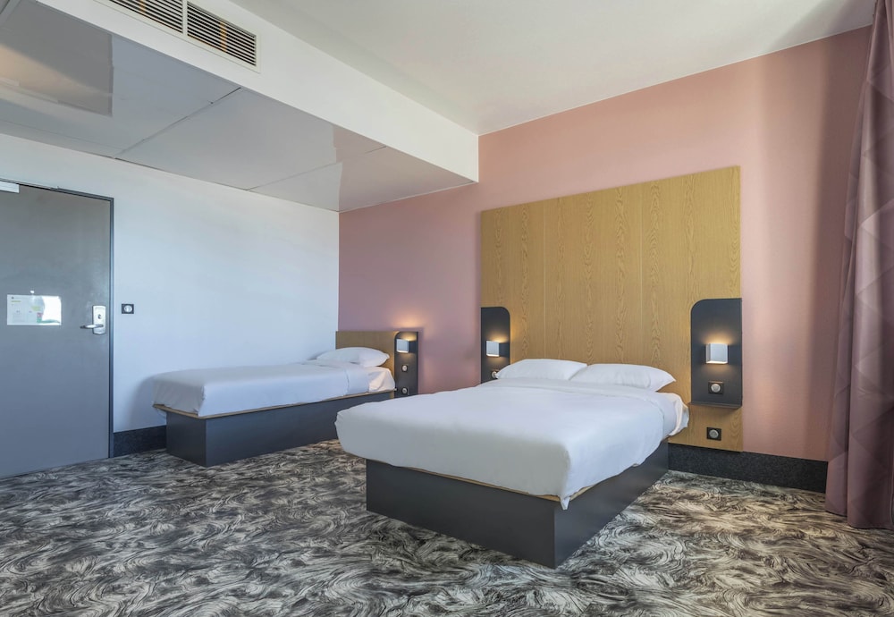 ROOM, QUADRUPLE