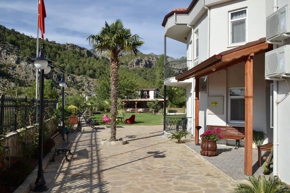 Bybassios Hotel 32/37
