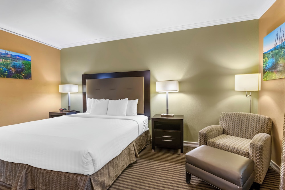 غرفة بريميوم بسرير كينج مع أريكة، Royal Sun Inn & Suites 2/4