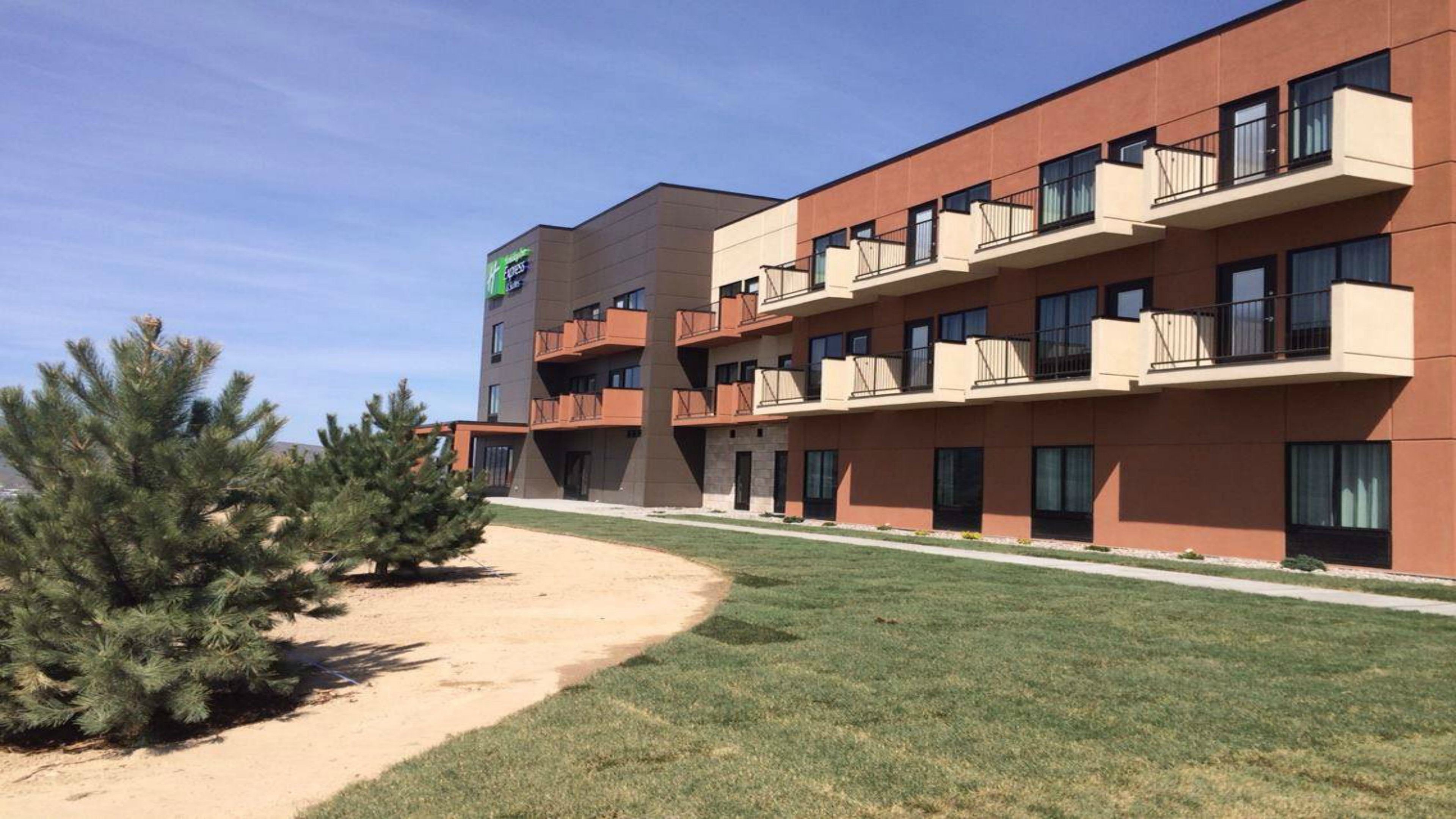 Holiday Inn Express Suites Pocatello 93/97