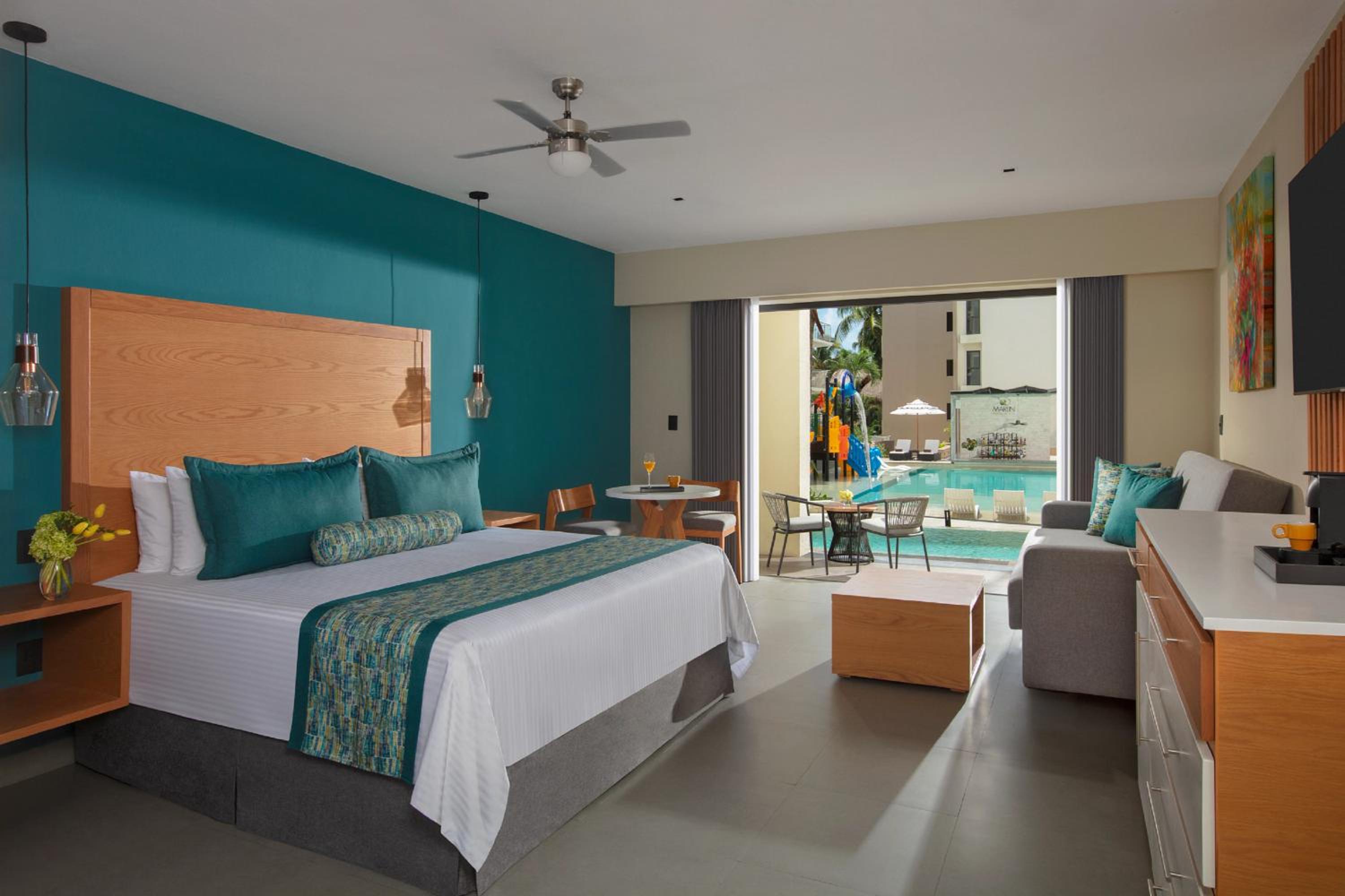 Swim Out, Junior Suite, King Bed, Pool View, Sofa
