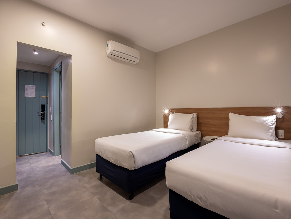 غرفة بسريرين منفصلين بشرفة، B&B HOTEL Rio de Janeiro Copacabana 2/6