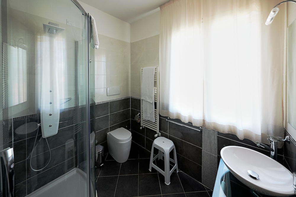 Varo Village Hotel 34/39