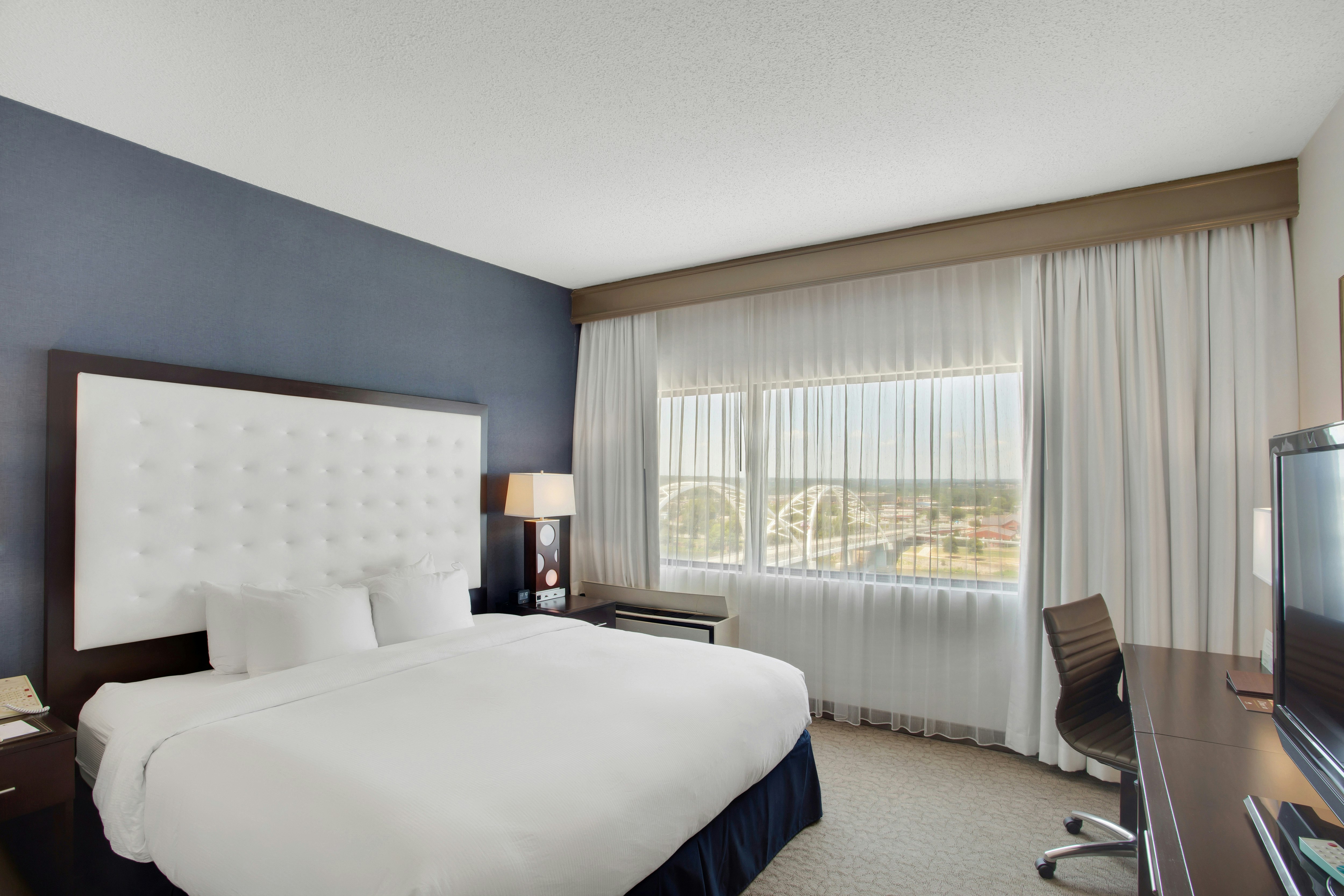 ROOM, KING BED