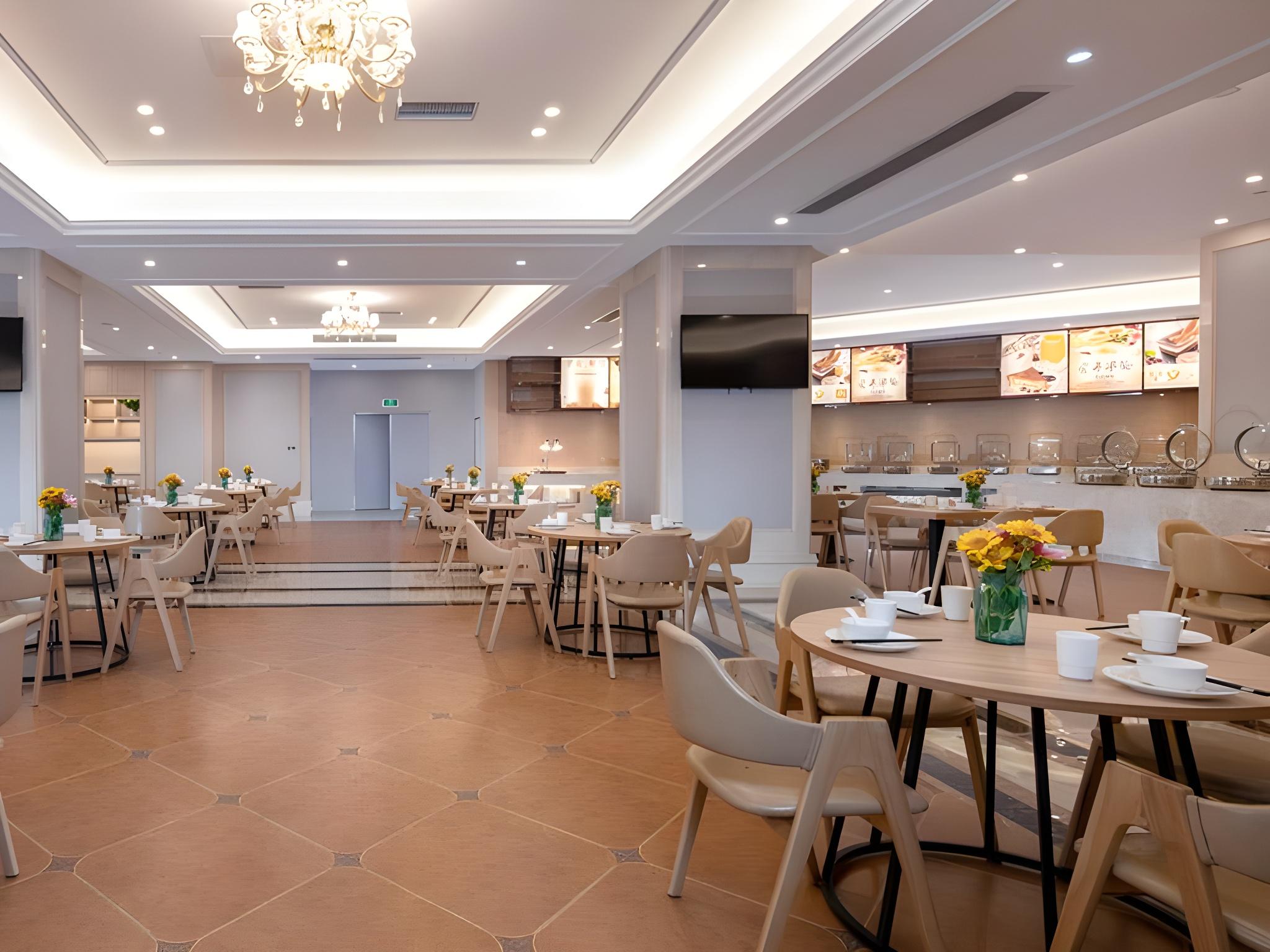 Vienna International Hotel (Chengdu Happy Valley, Dongzikou Metro Station) 12/16