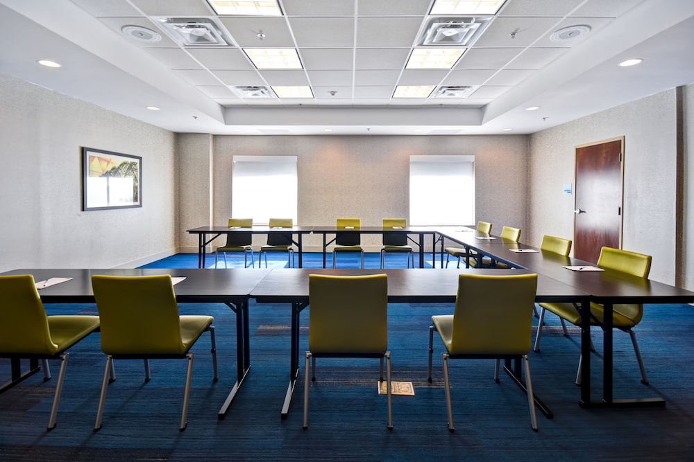 Holiday Inn Express Suites Schererville 51/57