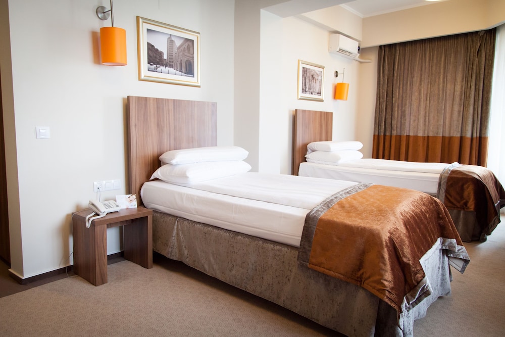 Ambasador Hotel 26/76