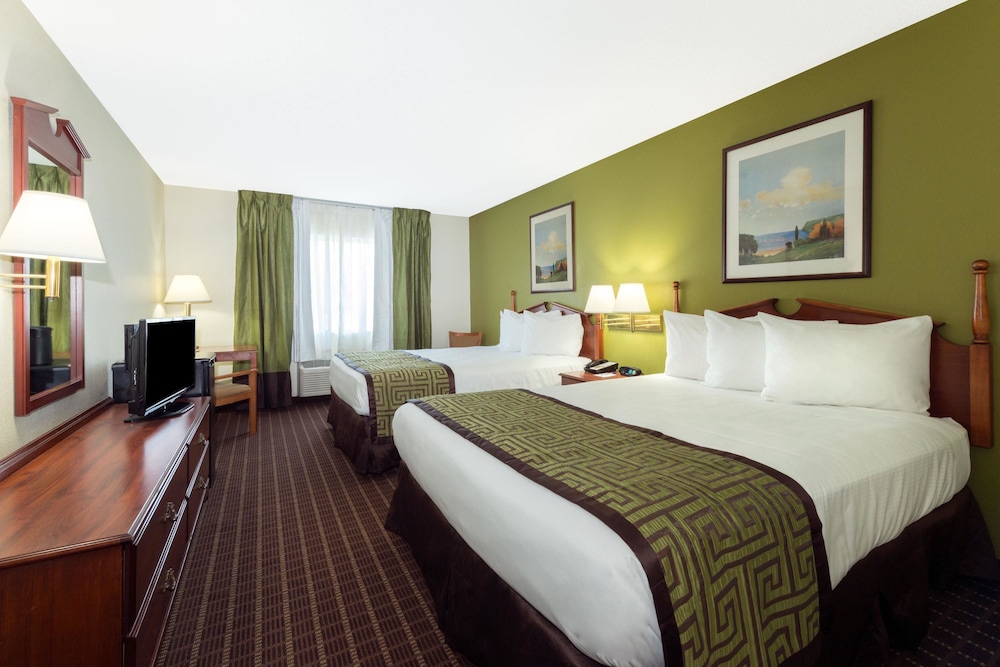 Baymont By Wyndham Louisville South I 65 8/33