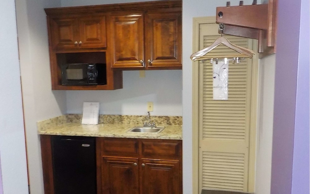 SureStay Plus Hotel by Best Western Warner Robins AFB 31/33