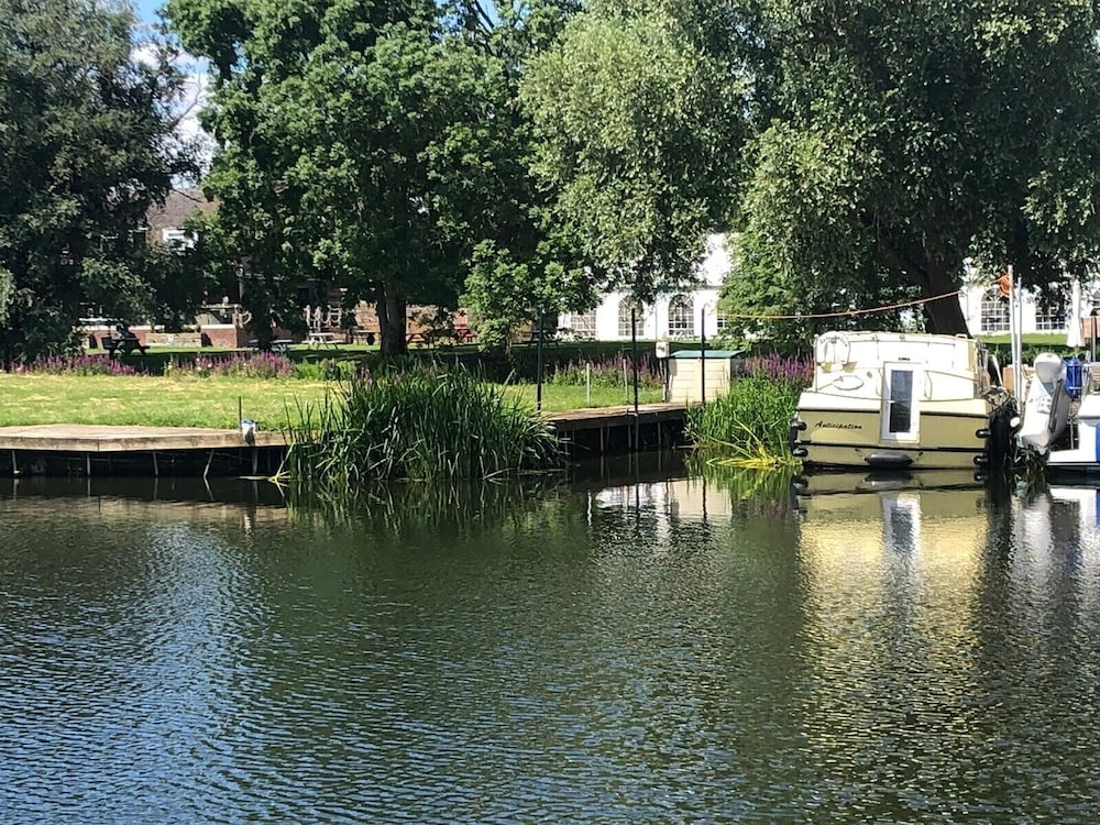 Pike and Eel Hotel and Marina 31/47