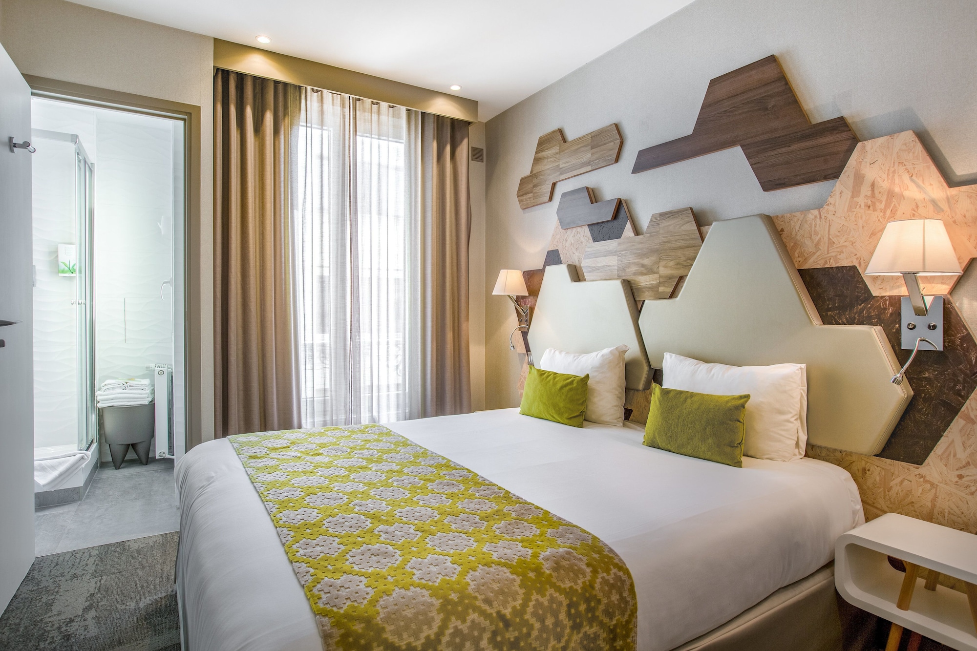 ROOM, DOUBLE BED