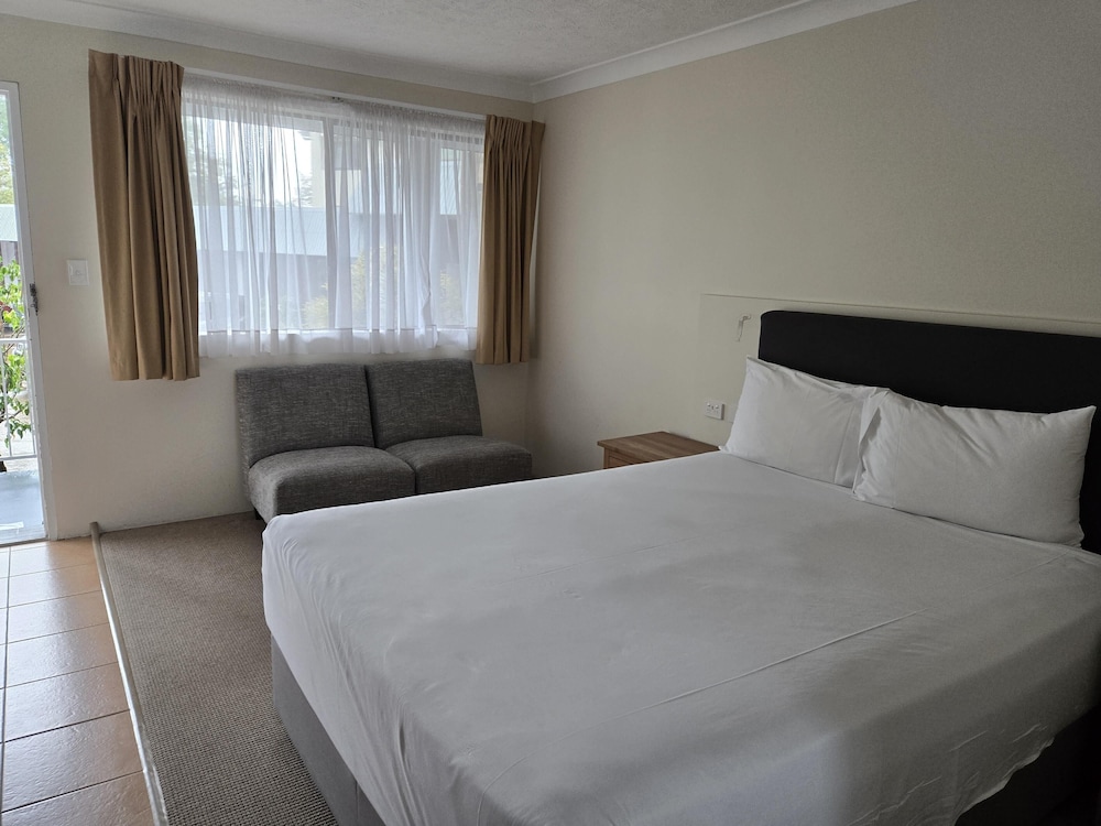 غرفة قياسية بسرير كوين بمطبخ صغير، Best Western Parkside Motor Inn 3/10