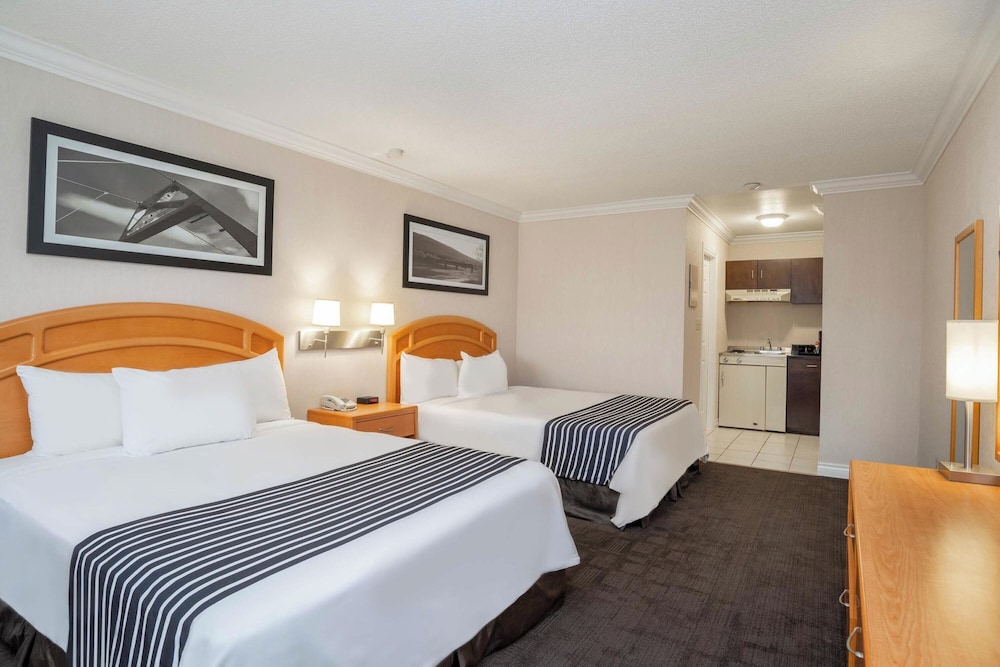 Studio, 2 Queen Beds, Kitchen, Sandman Hotel Revelstoke 3/7