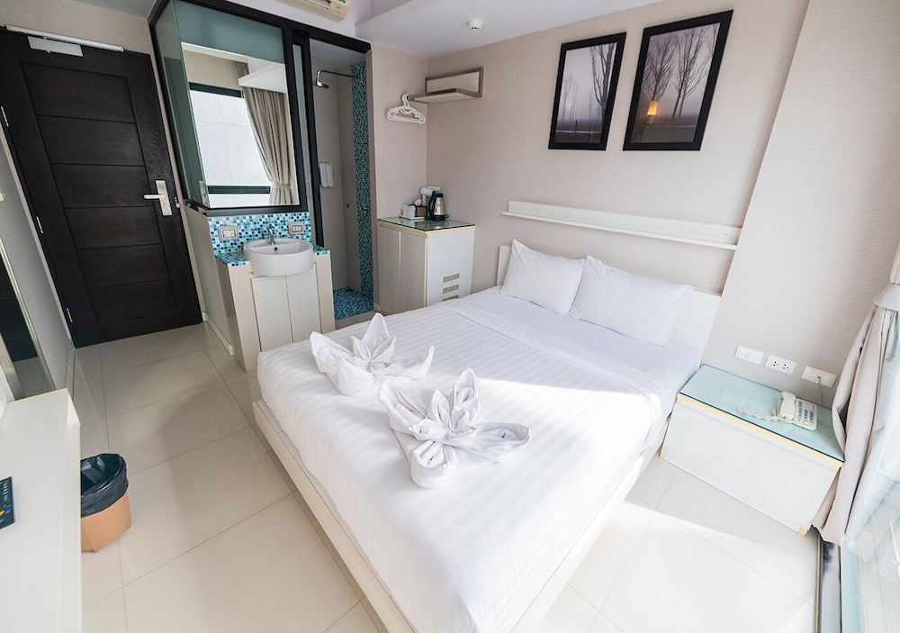 Serenotel Pattaya Beach Front 16/50
