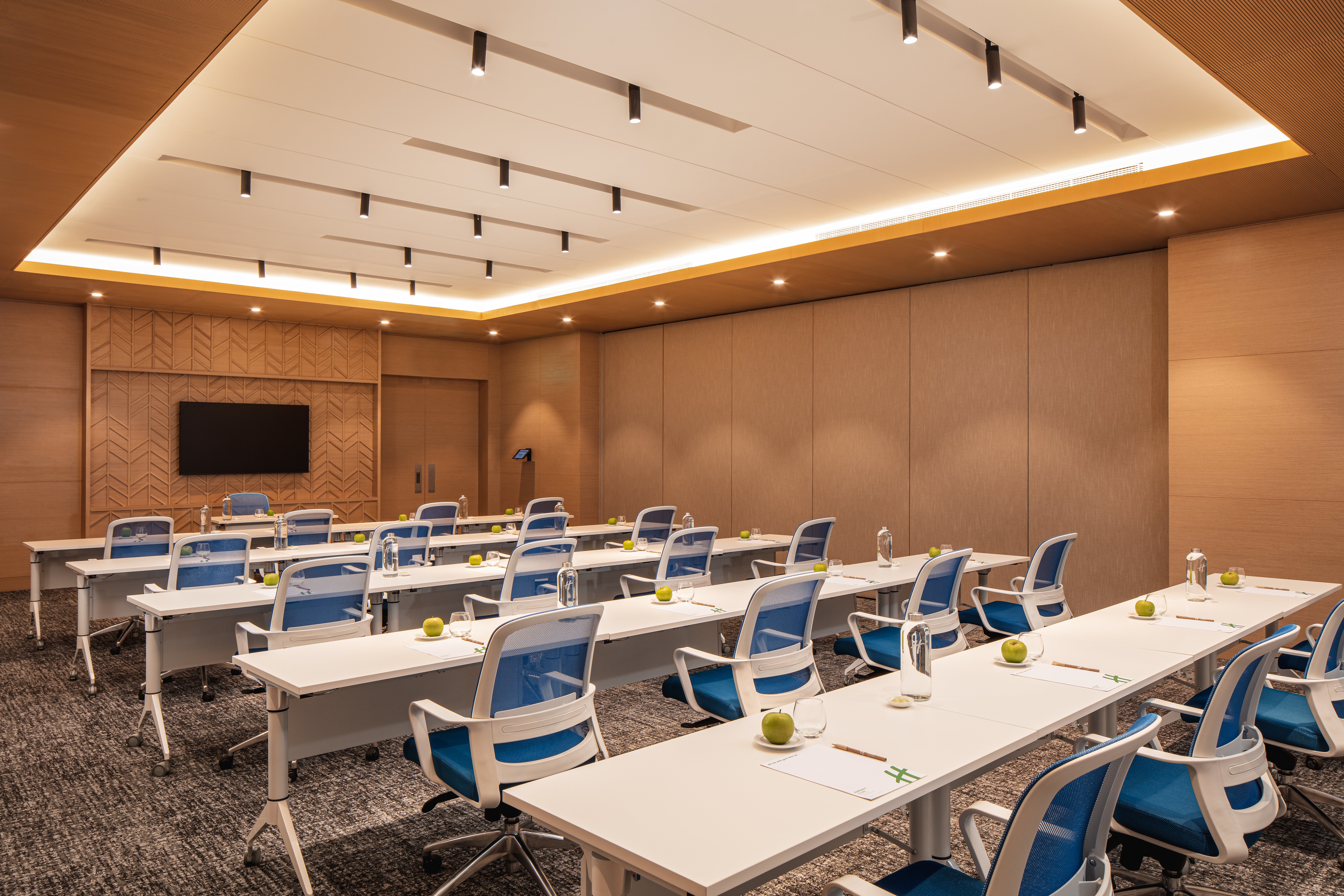 Holiday Inn & Suites Dubai Science Park 35/50