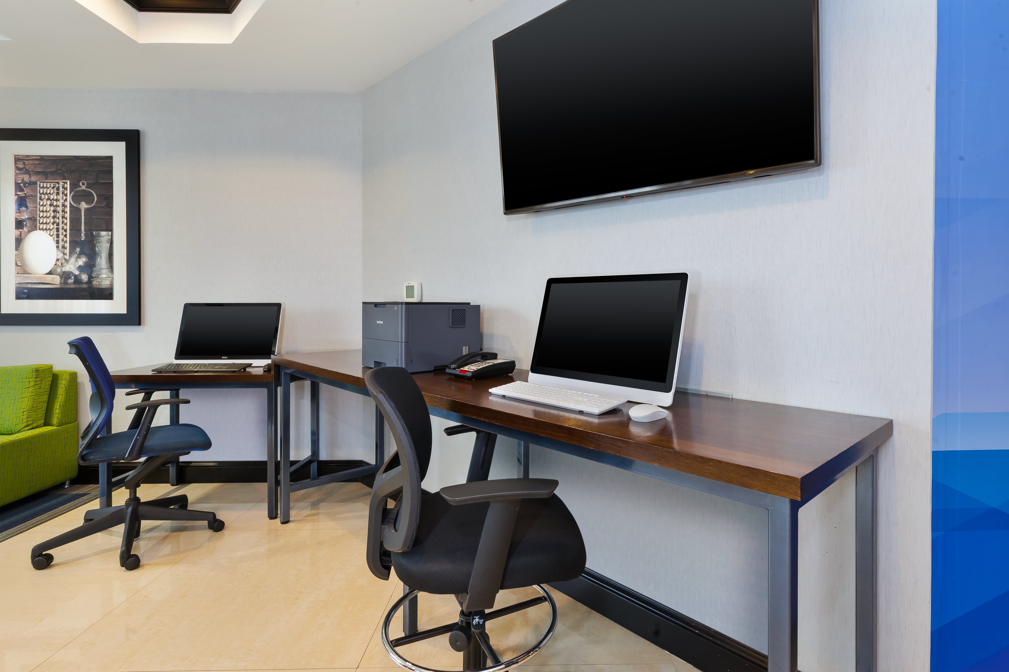 Holiday Inn Express Suites Warminster Horsham 58/63