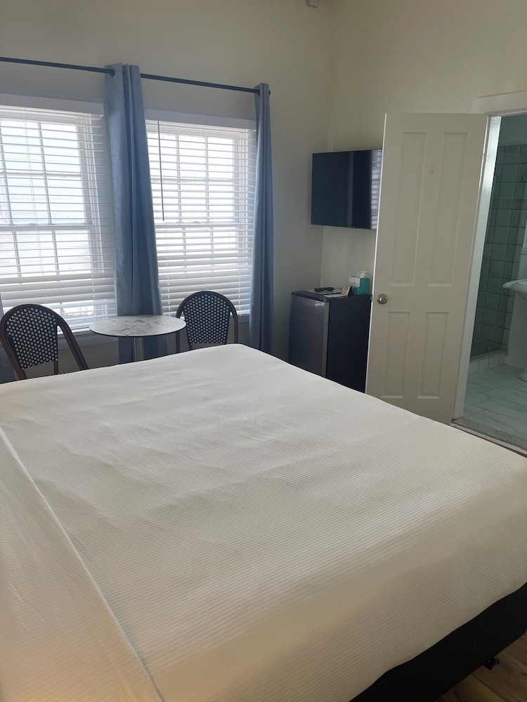 Nyah Key West Adult Only 18/65