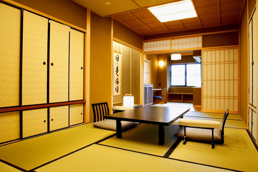 JAPANESE, 5 FUTON BEDS, MOUNTAIN SIDE, LARGE