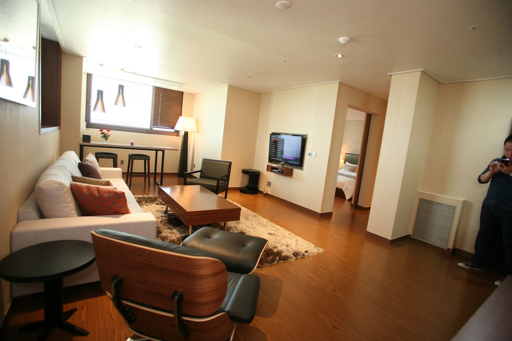 Hyunjin Tourist Hotel 53/72