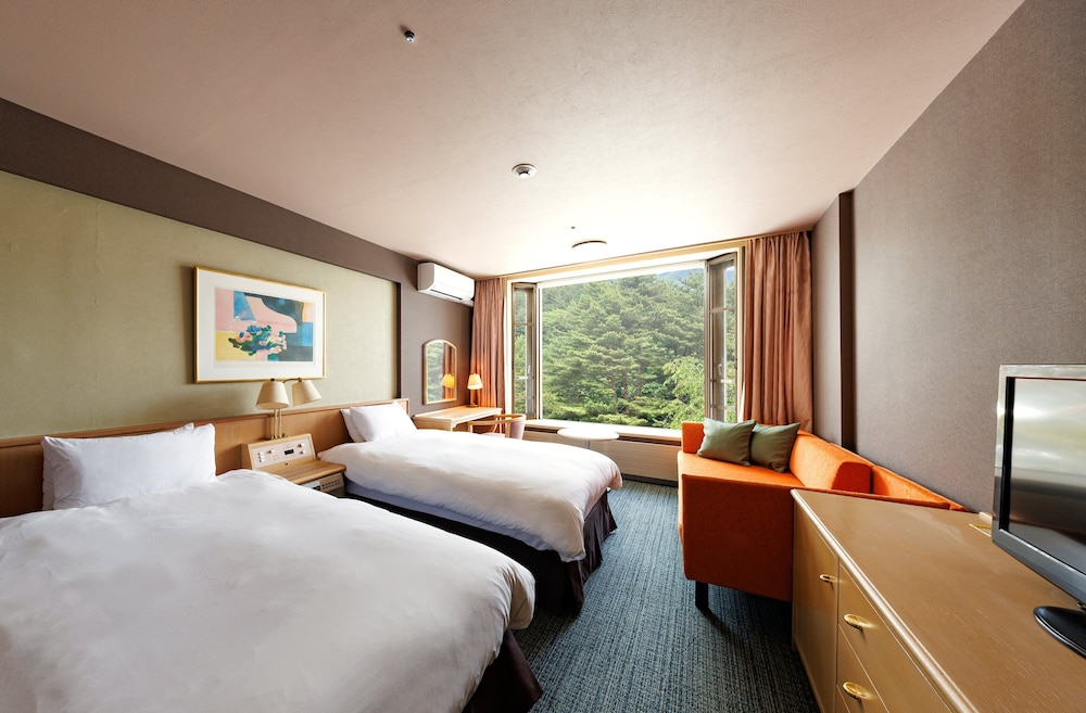 Twin Beds, Side View