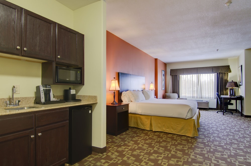 Holiday Inn Express Hotel Amp Stes Kansas City Sports Complex 18/55