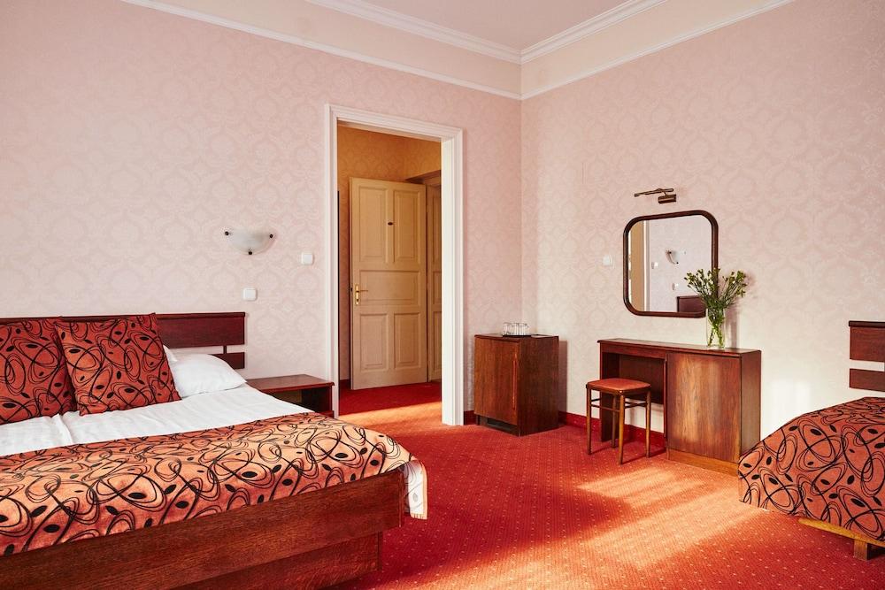 Astoria Hotel and Restaurant 17/41