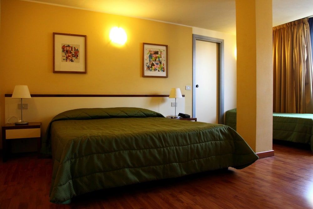 ROOM, TRIPLE