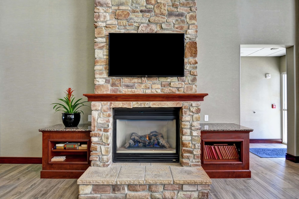Hampton Inn & Suites Fredericksburg-at Celebrate Virginia 33/39