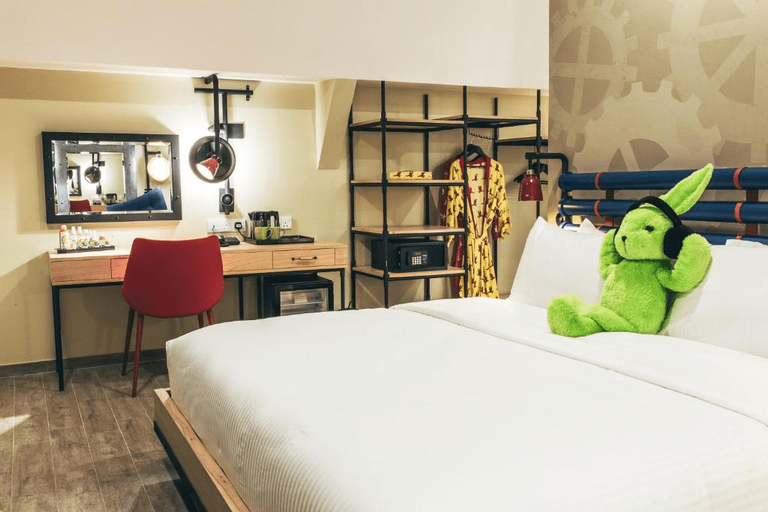 Dash, Deluxe, King Bed, No View