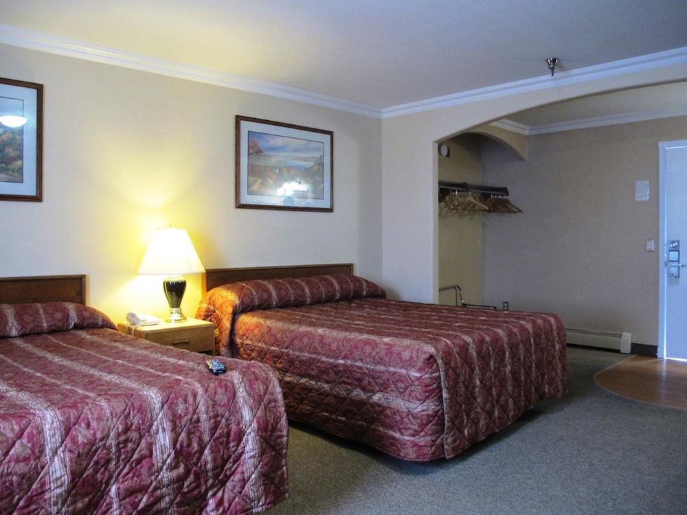 Merrill Field Inn 31/76
