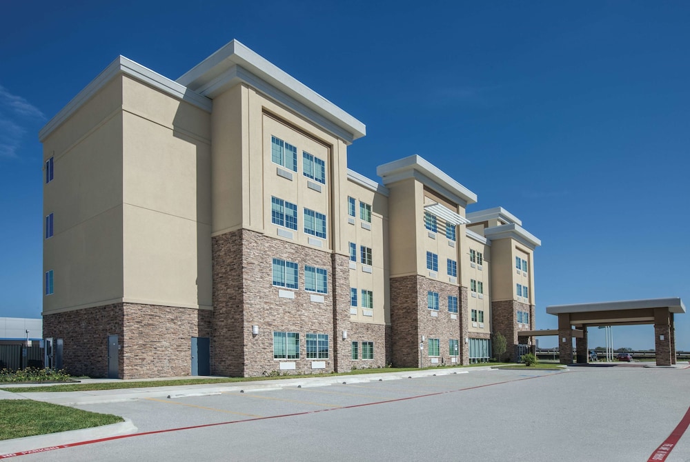 La Quinta Inn And Suites By Wyndham Kingsville 1/33