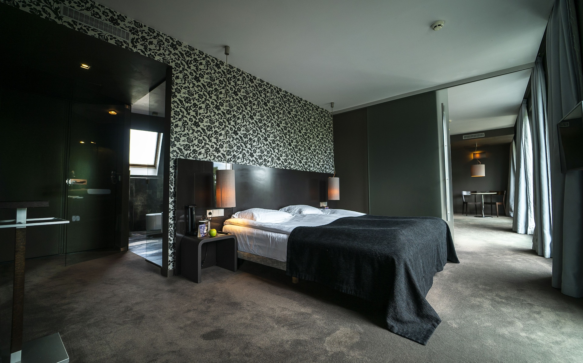 GRAND, SUITE