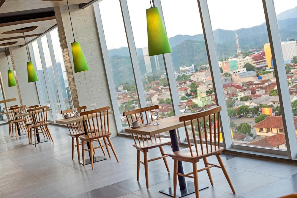 Arte Hotel Bandar Lampung 33/48