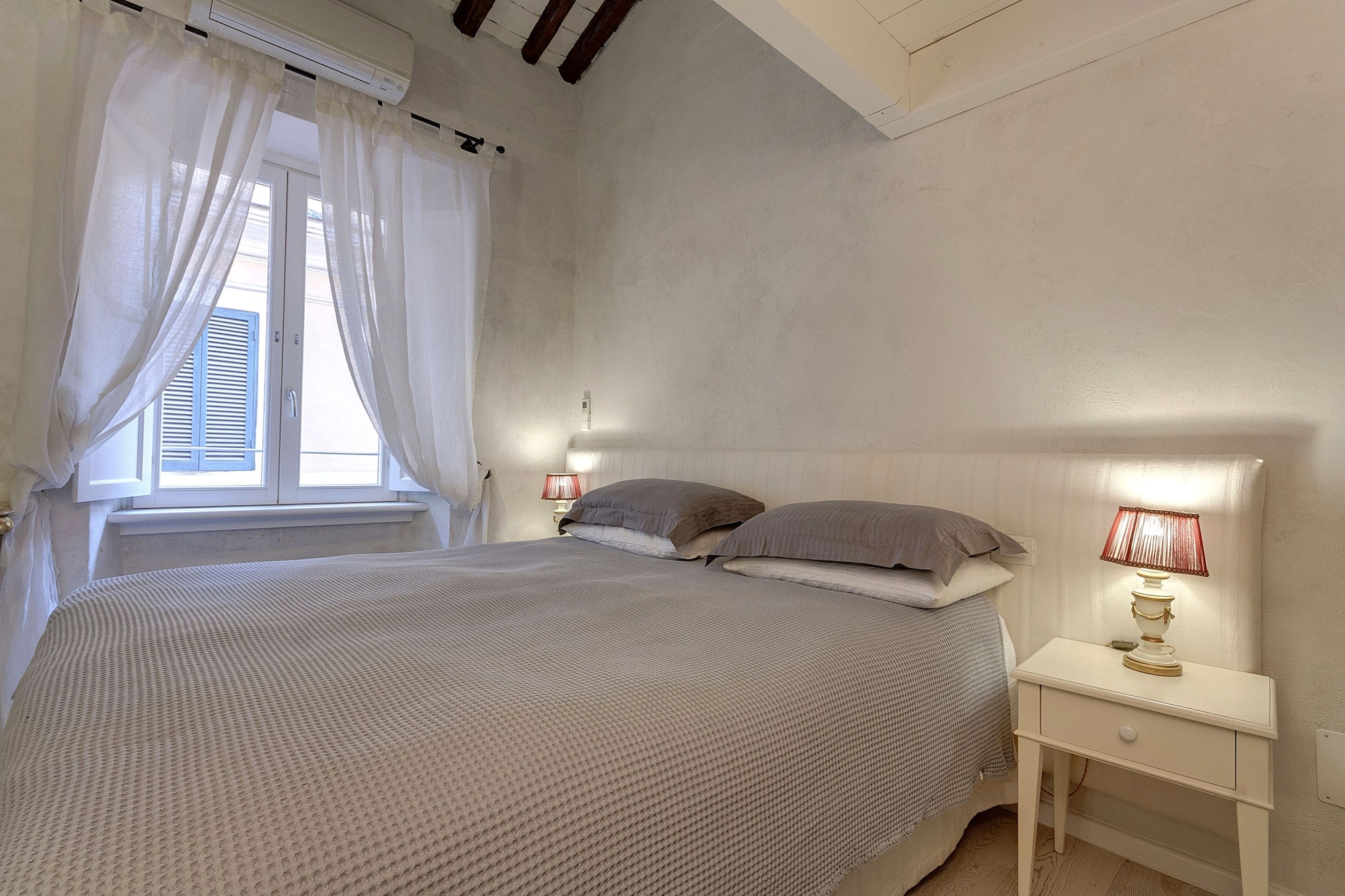 ROOM, DOUBLE BED
