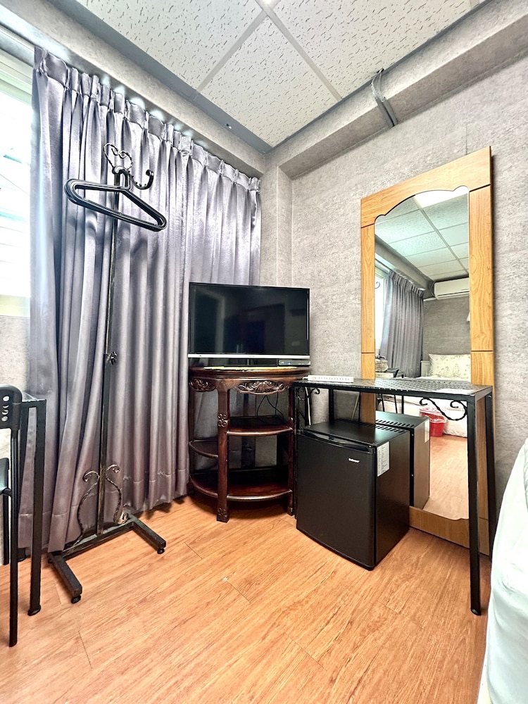 Ximen Triple Tiger Hostel 39/50