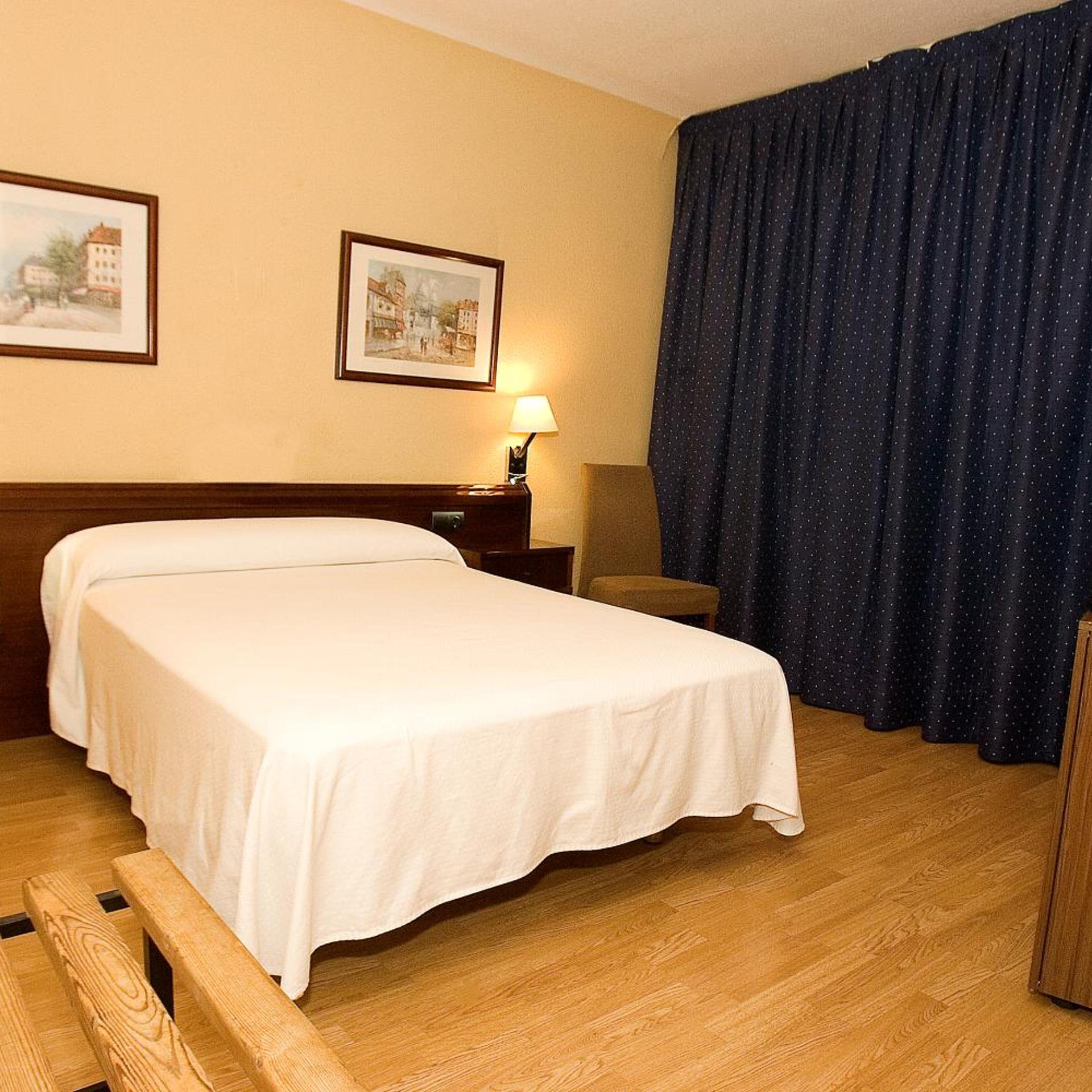 Room, Double or Twin Bed