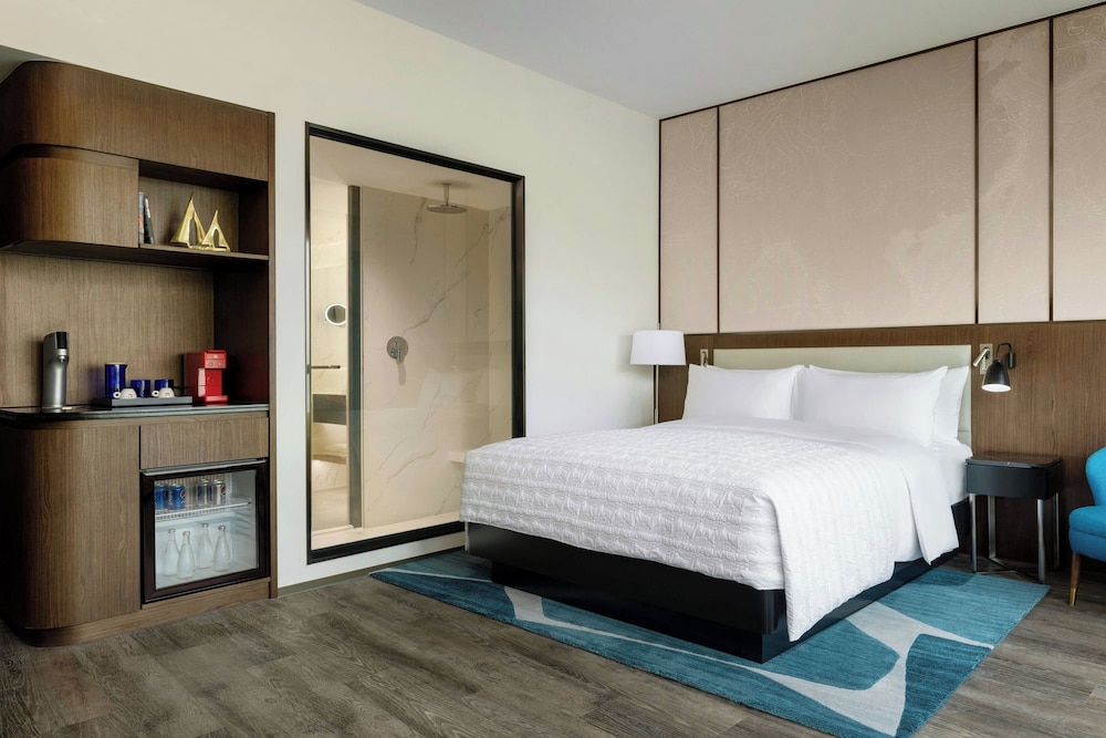Guest Room, King Bed, Large