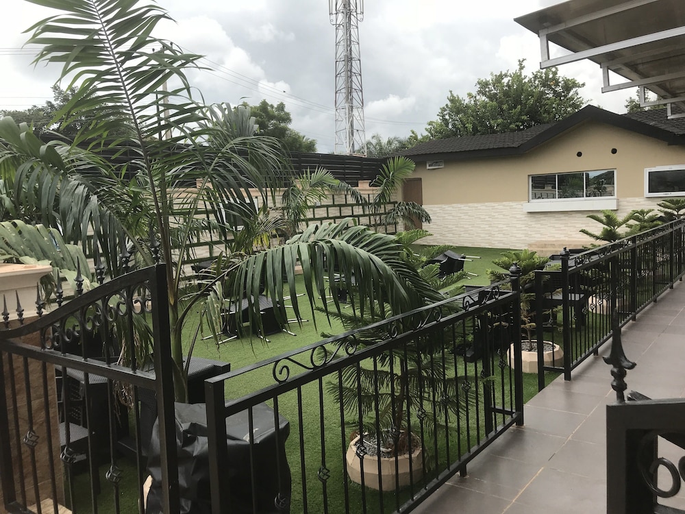 Ritz-Carinton Suites 14/16