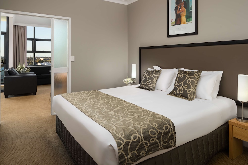 1 BEDROOM, SUITE