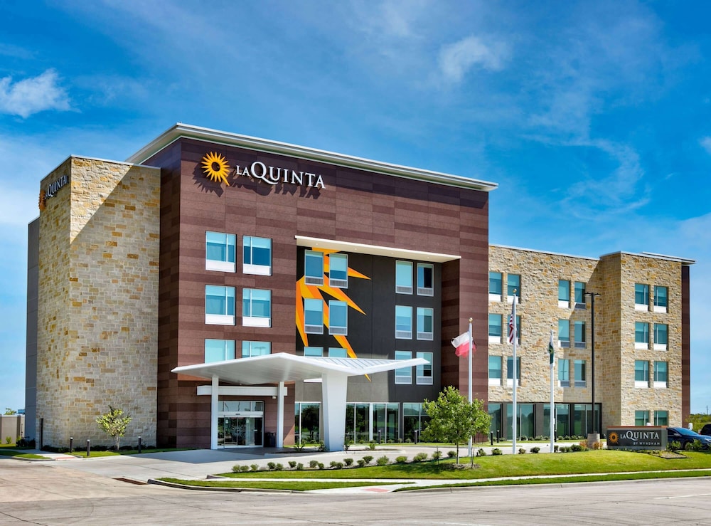 La Quinta Inn & Suites by Wyndham Terrell 1/41
