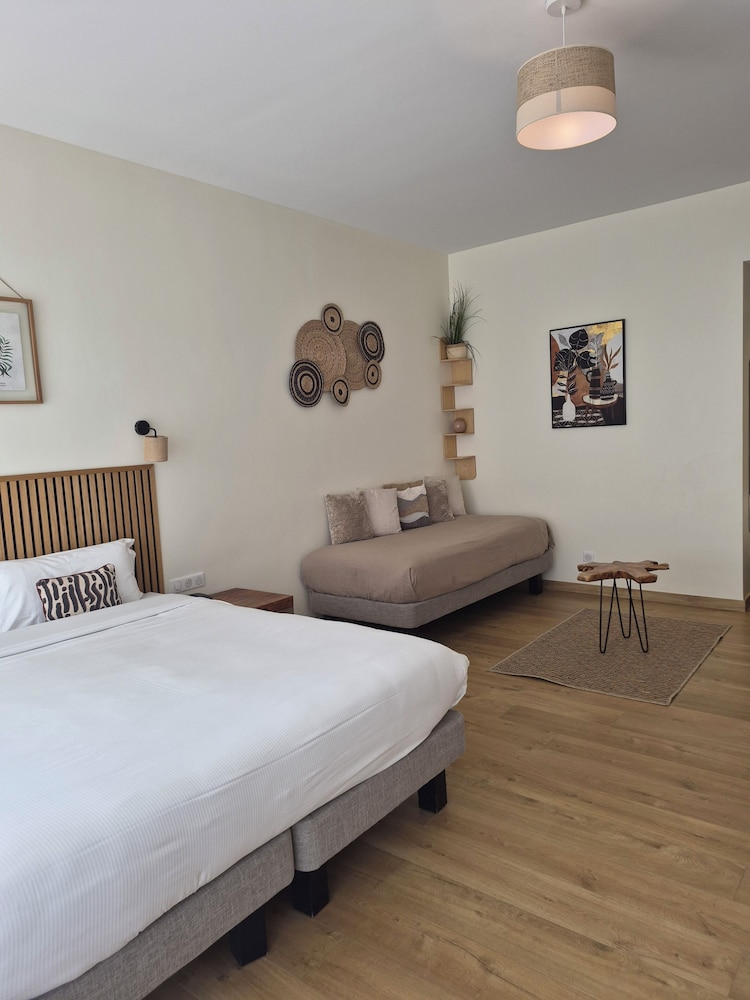 Junior Suite, Queen and Twin Beds, Pool View