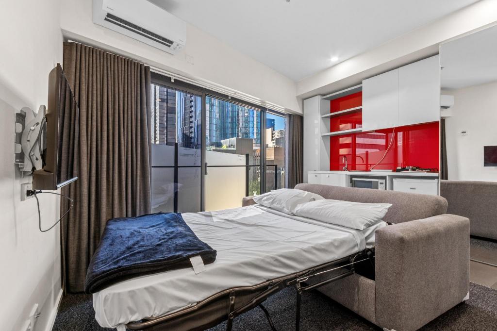 ROOM, DOUBLE BED