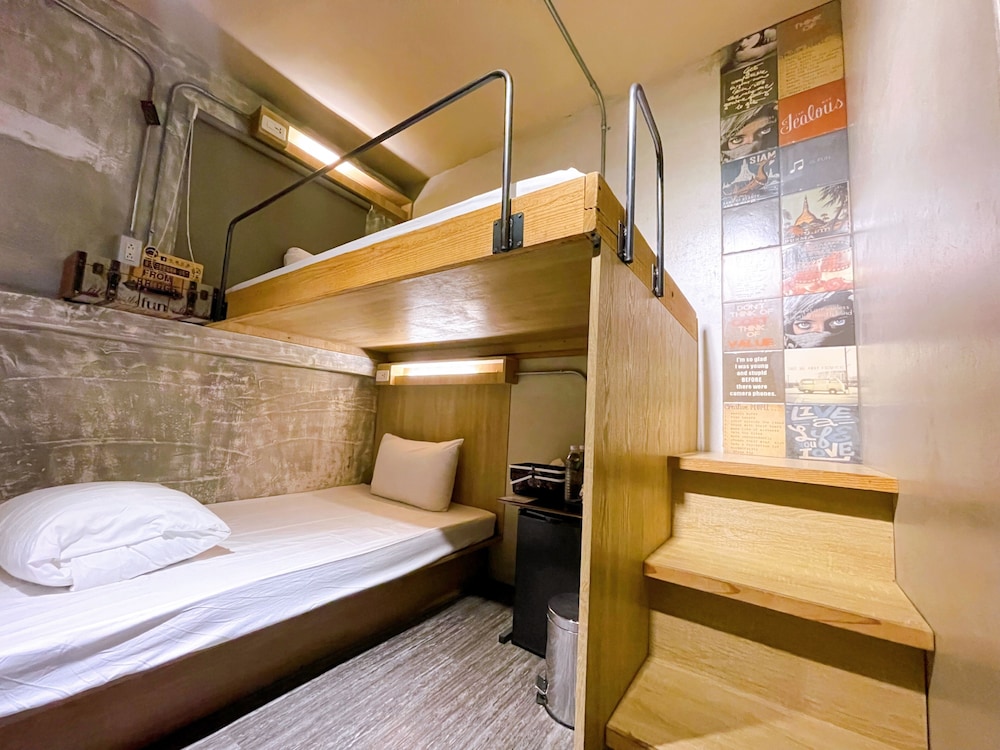 CLASSIC, TWIN BEDS, SHARED BATHROOM