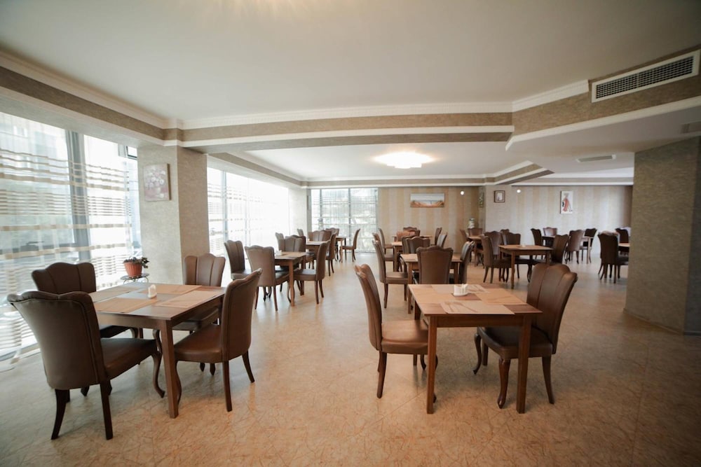 L PLAZA HOTEL 47/63