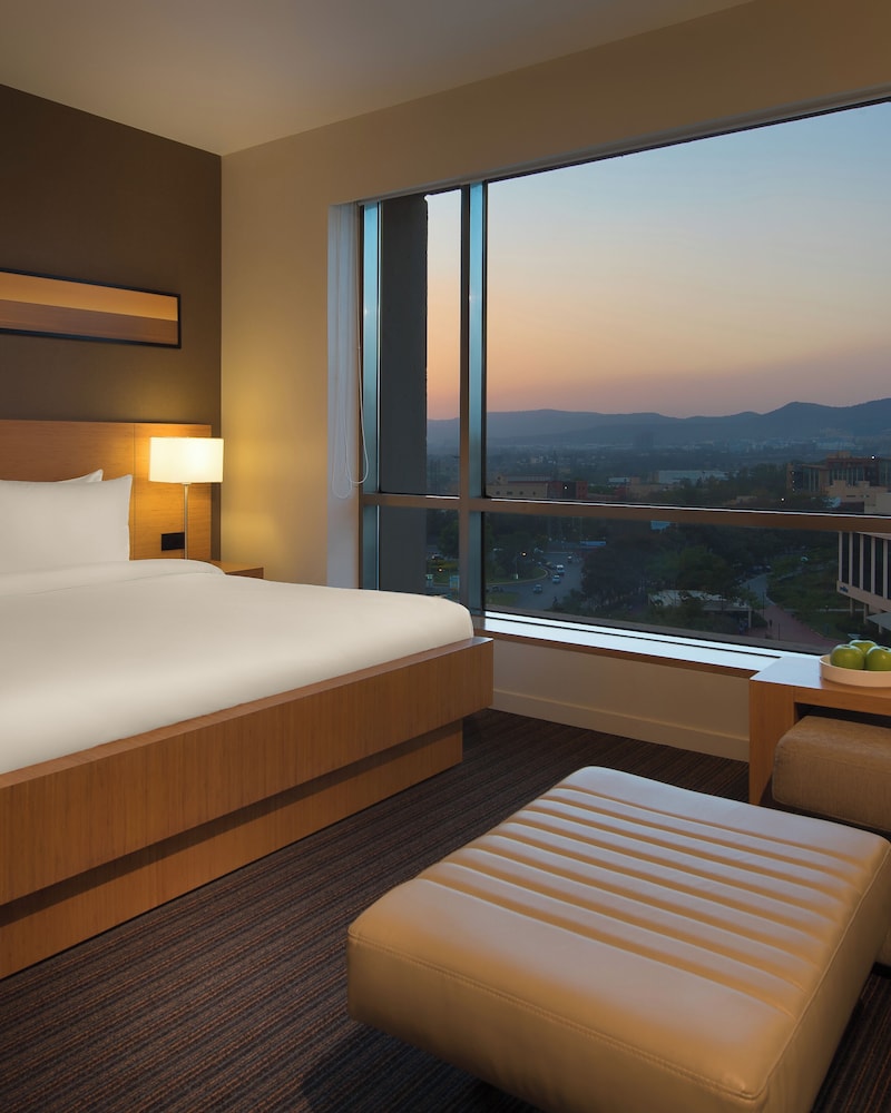 ROOM, KING BED, SOFA