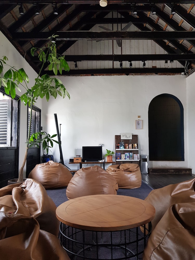 The Brownstone Hostel & Space 40/50